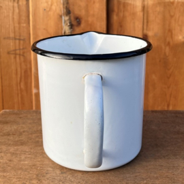 Maatbeker 2 liter emaille brocante wit rand zwart