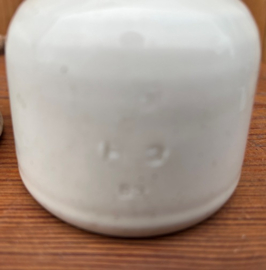 Isolator porselein wit spanning elektra