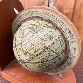 Boekensteun hout met globe wereldbol VERKOCHT