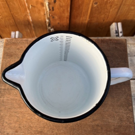 Maatbeker 2 liter emaille brocante wit rand zwart