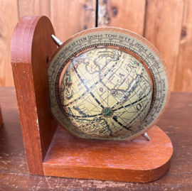 Boekensteun set hout met globe wereldbol