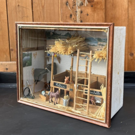 Diorama miniatuur stal met paarden in vitrine box