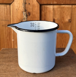 Maatbeker 2 liter emaille brocante wit rand zwart