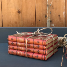 Vier oude boeken rode kaft decoratie VERKOCHT