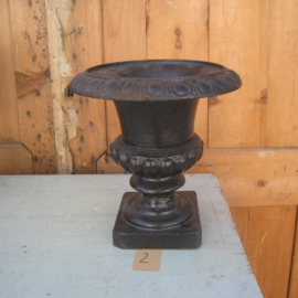 Vaas louvre zwart metaal 25 cm hoog VERKOCHT