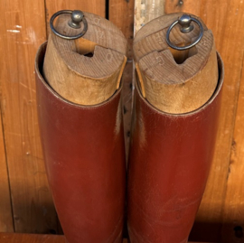 Oude rijlaarzen met houten spanners Frankrijk