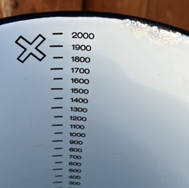 Maatbeker 2 liter emaille brocante wit rand zwart