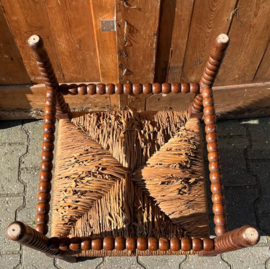 Hoekstoeltje hout origineel gevlochten zitting