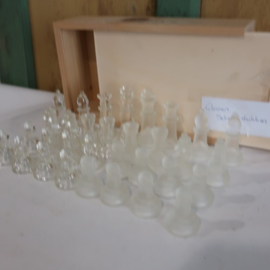 Schaakstukken glas in kist VERKOCHT