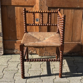 Hoekstoeltje hout origineel gevlochten zitting