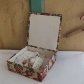 ​Doos stoffen bekleding karton sieraden naaidoosje