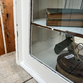Vitrine kast wit sier hoek kastje VERKOCHT