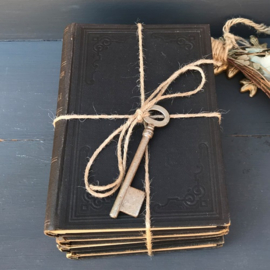 Vier oude boeken bruine kaft decoratie VERKOCHT