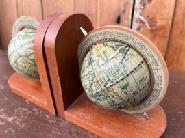 Boekensteun hout met globe wereldbol VERKOCHT