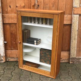 Vitrine kast origineel sier wand pronk VERKOCHT