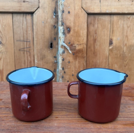 Maatbeker 0,5 liter emaille bruin rand zwart