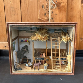 Diorama miniatuur stal met paarden in vitrine box
