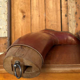 Oude rijlaarzen met houten spanners Frankrijk