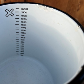 Maatbeker 2 liter emaille brocante wit rand zwart