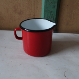 Maatbeker 0,5 liter emaille rood zwarte rand