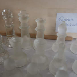 Schaakstukken glas in kist VERKOCHT