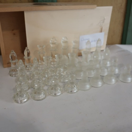 Schaakstukken glas in kist VERKOCHT