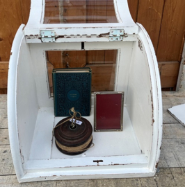 Vitrine kast wit sier hoek kastje VERKOCHT