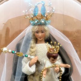 Heilige Maria en kind Jezus onder stolp glas