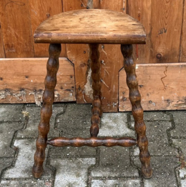 Kruk bijzettafel melk draaipoot hout VERKOCHT