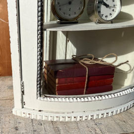 Vitrine kastje wit sier hoek pronk kast