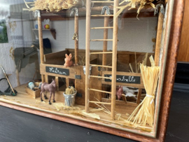 Diorama miniatuur stal met paarden in vitrine box
