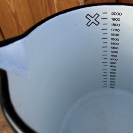 Maatbeker 2 liter emaille brocante wit rand zwart