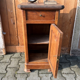 Nachtkastje hout Frankrijk 76,5 cm hoog