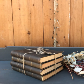 Vier oude boeken bruine kaft decoratie VERKOCHT