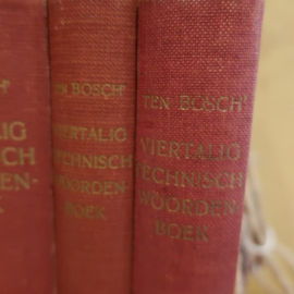 Oude technische woordenboeken stapeltje