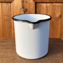 Maatbeker 2 liter emaille brocante wit rand zwart