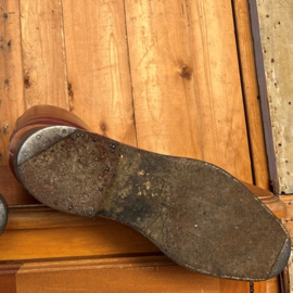 Oude rijlaarzen met houten spanners Frankrijk