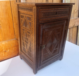 Hangkastje origineel met la houtsnij VERKOCHT