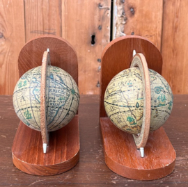 Boekensteun hout met globe wereldbol VERKOCHT