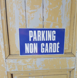 Bord met tekst 'Parking non garde' Frankrijk