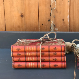 Vier oude boeken rode kaft decoratie VERKOCHT