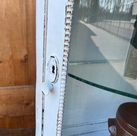 Vitrine kastje wit sier hoek pronk VERKOCHT
