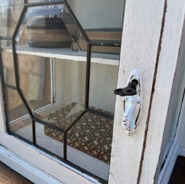 Vitrine kast wit sier kastje pronk hang VERKOCHT