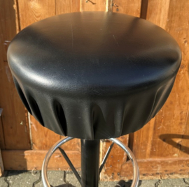 Kruk barkruk vintage metaal voet skai zwart