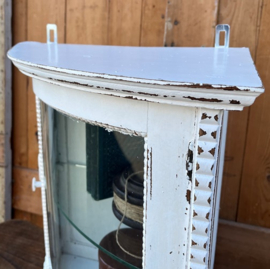 Vitrine kastje wit sier hoek pronk VERKOCHT