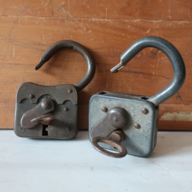 Hangslot oud metaal ijzer antiek origineel