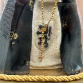 Heilige Maria en kind Jezus onder stolp glas