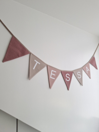 vlaggenlijn met naam 7 vlaggen oudroze, zand