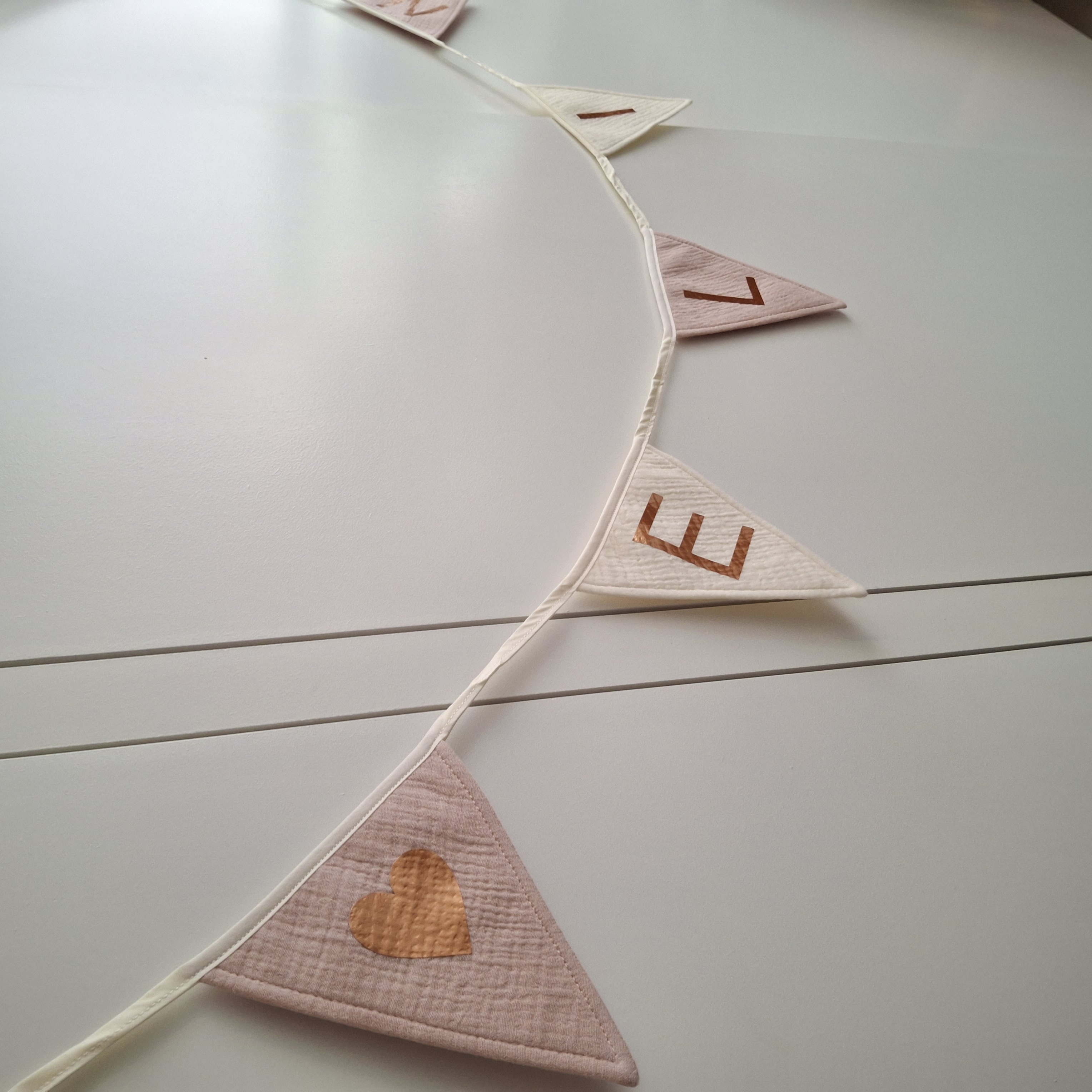 vlaggenlijn met naam roze 6 vlaggen