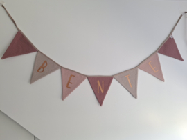 vlaggenlijn met naam 7 vlaggen oudroze, zand